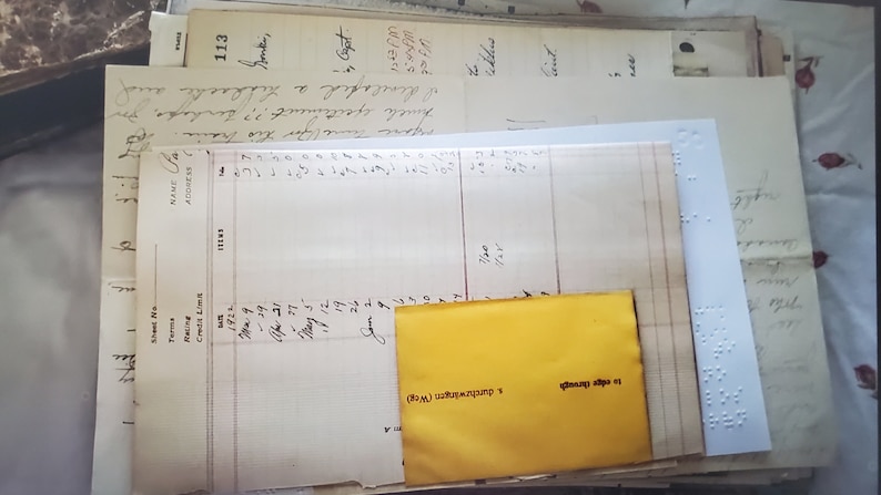 以下が含まれることがあります： 手書きの文字が書かれた古くて黄色くなった紙の束と、「to edge through」と「s durchzwingen (Weg)」と書かれた黄色の封筒。