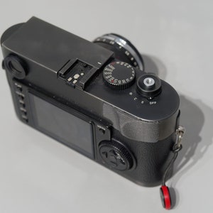 The Thumbamajig, A thumb grip for the Leica M8 / M9