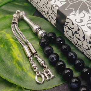 Tasbih islamico personalizzato in agata nera: 33 grani di preghiera con iniziali in argento