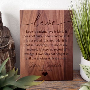 Korinther 13 Gebet eingraviert, Liebe ist geduldig, Liebe ist gütig, Geschenk für frisch Vermählte, Verlobungsgeschenk, eingraviertes Gebet auf Holz, Geschenk aus der Heiligen Schrift
