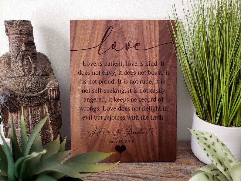 Oración de Corintios 13 grabada, El amor es paciente, El amor es bondadoso, Regalo para recién casados, Regalo de compromiso, Oración grabada en madera, Regalo de las Escrituras imagen 1