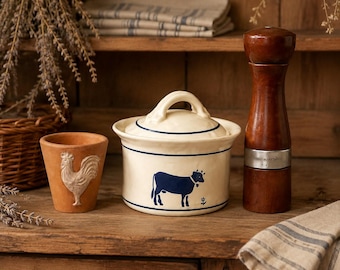 Conjunto de decoração para cozinha rústica ou estilo fazenda: trio de pote em formato de vaca, xícara em formato de galo e moinho de madeira.