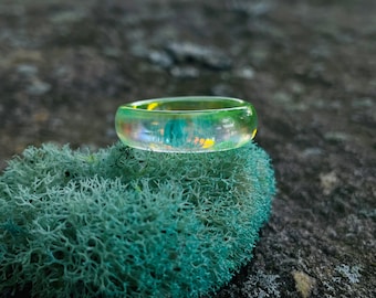 Doorschijnende regenboogharsring: groene epoxyharsband