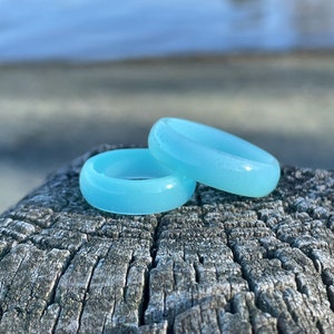 Glow aqua resin ring, resin ring, blue resin ring, couple ring set, alternative engagment rings, aesthetic rings, boho ring set