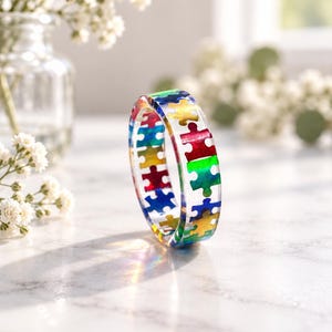 Anillo de resina con el lema "Aceptación del autismo", banda con diseño de piezas de rompecabezas arcoíris, joyería de epoxi transparente, regalo de apoyo a la neurodiversidad, recuerdo familiar para madres de niños con autismo.