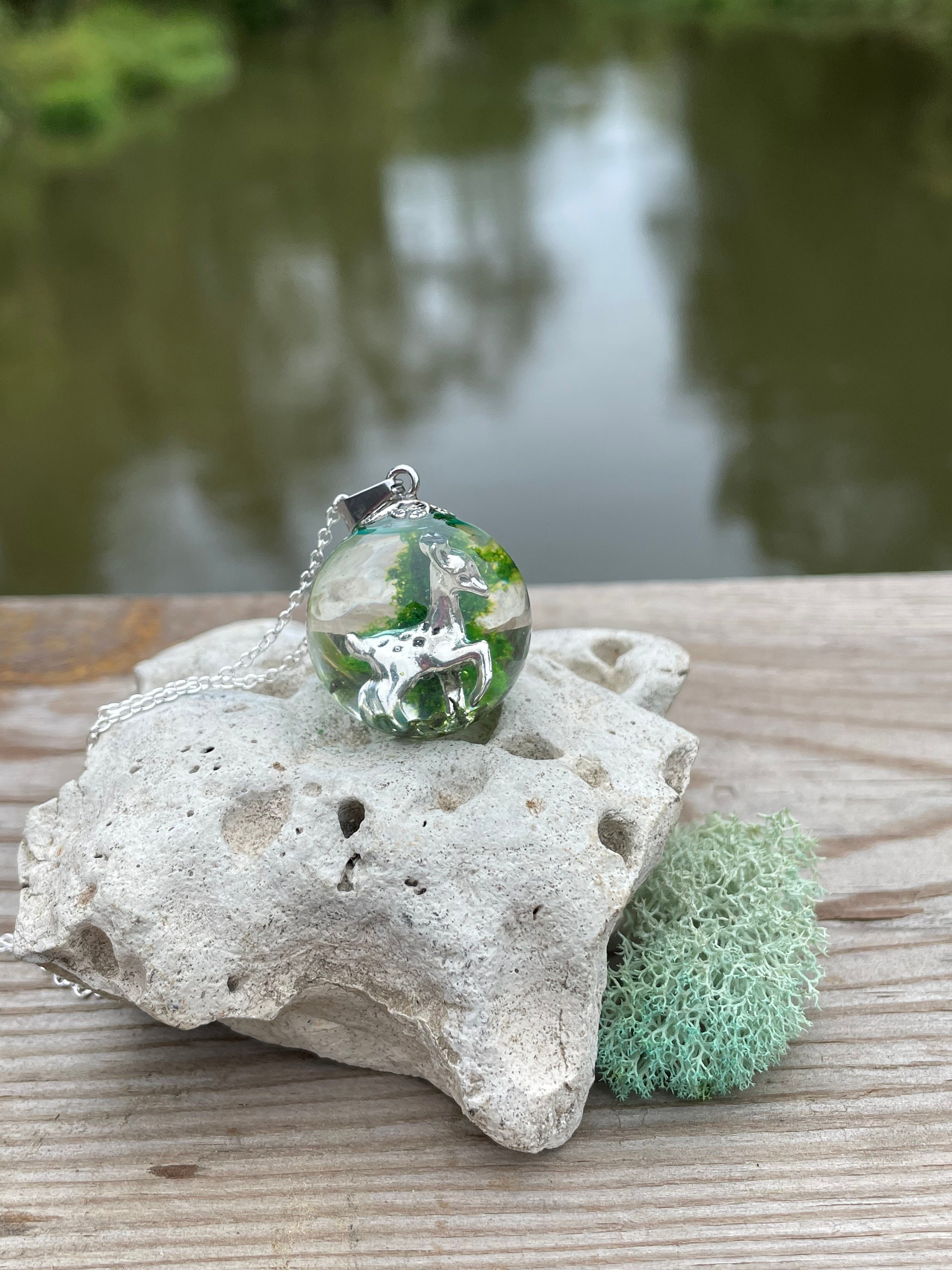 鹿の樹脂バブルネックレス：森の木のペンダント - Etsy 日本