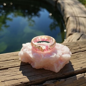 Rosa Epoxidharz-Ring mit Goldflocken