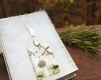 Collar de resina con flores moradas auténticas: colgante de terrario de musgo