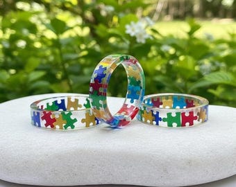 Anillo de resina con pieza de rompecabezas de arcoíris: joyería para la concienciación sobre el autismo