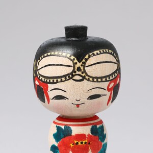 Dogu kokeshi doll, 9.5cm / 3.74inch in height, made by Muchihide ABO 1950, Tsugaru style craftsman, Japanese wooden kokeshi doll image 3