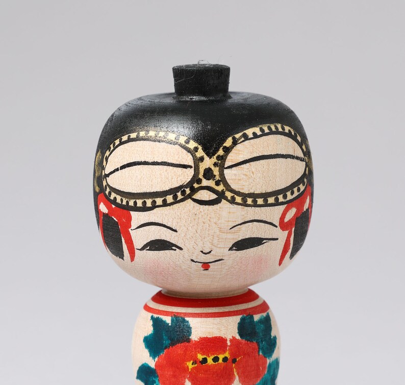 Dogu kokeshi doll, 9.5cm / 3.74inch in height, made by Muchihide ABO 1950, Tsugaru style craftsman, Japanese wooden kokeshi doll image 3