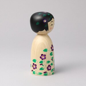 Poupée kokeshi Sumire-violet, 15 cm de hauteur, réalisée par Teruyuki HIRAGA, artisan kokeshi de style Sakunami image 6