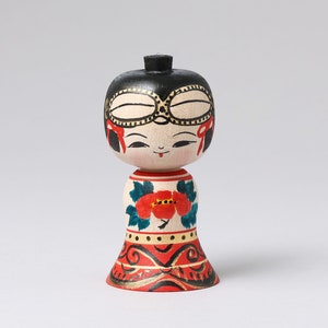 Dogu kokeshi doll, 9.5cm / 3.74inch in height, made by Muchihide ABO 1950, Tsugaru style craftsman, Japanese wooden kokeshi doll image 2