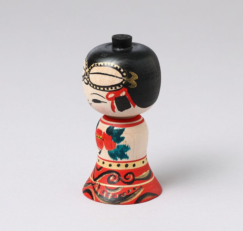 Dogu kokeshi doll, 9.5cm / 3.74inch in height, made by Muchihide ABO 1950, Tsugaru style craftsman, Japanese wooden kokeshi doll image 4