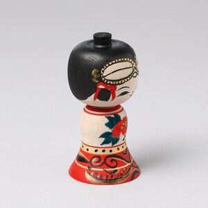 Dogu kokeshi doll, 9.5cm / 3.74inch in height, made by Muchihide ABO 1950, Tsugaru style craftsman, Japanese wooden kokeshi doll image 6