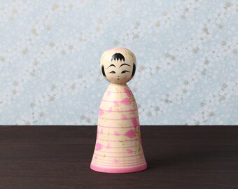 Poupée kokeshi Sakura-fleur de cerisier, 13 cm de hauteur, réalisée par Teruyuki HIRAGA, artisan kokeshi de style Sakunami