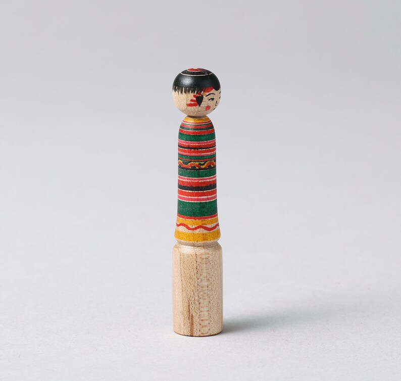 Hanko kokeshi doll, 8.5cm / 3.34inch in height, made by Seiko SATO 1947, Japanese wooden kokeshi doll image 9