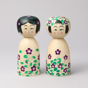 Poupée kokeshi Sumire-violet, 15 cm de hauteur, réalisée par Teruyuki HIRAGA, artisan kokeshi de style Sakunami image 9