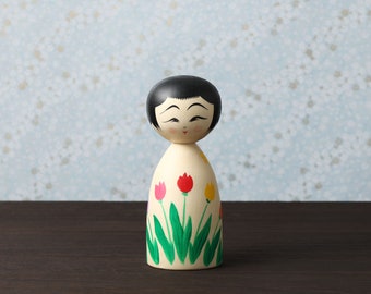 Poupée kokeshi tulipe, hauteur : 13 cm, réalisée par Teruyuki HIRAGA, artisan kokeshi de style Sakunami