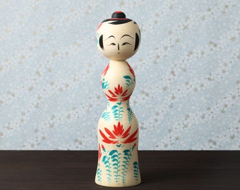 Poupée kokeshi kokeshi Carnation, 24 cm de hauteur, réalisée par Teruyuki HIRAGA, artisan kokeshi de style Sakunami