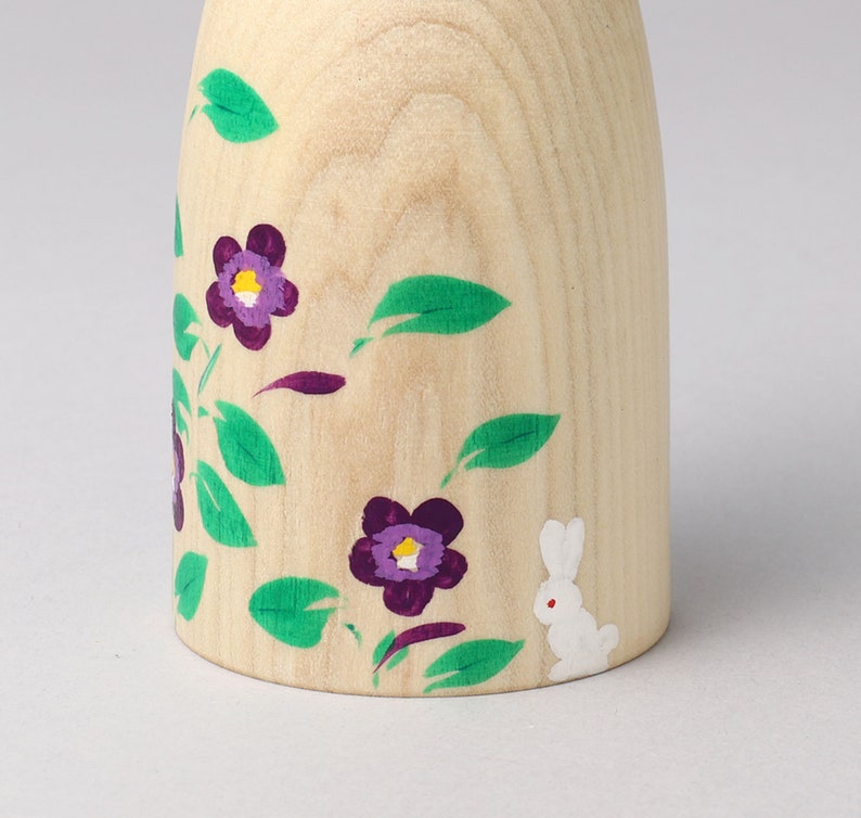 Poupée kokeshi Sumire-violet, 15 cm de hauteur, réalisée par Teruyuki HIRAGA, artisan kokeshi de style Sakunami image 3