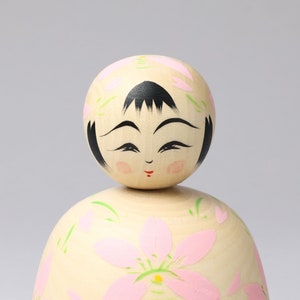 Poupée kokeshi ejiko fleur de cerisier Sakura, 14 cm de hauteur, réalisée par Teruyuki HIRAGA, artisan kokeshi de style Sakunami image 4