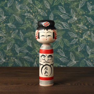 Daruma-e kokeshi doll, Yakubarai, 15.5cm / 6.10inch in height, by Yoshio Ogasawara 1936, Japanese wooden kokeshi doll image 1