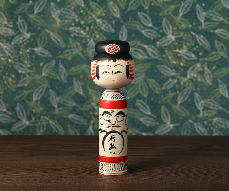 Daruma-e kokeshi doll, Yakubarai, 15.5cm / 6.10inch in height, by Yoshio Ogasawara 1936, Japanese wooden kokeshi doll image 1
