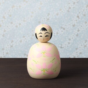 Poupée kokeshi ejiko fleur de cerisier Sakura, 14 cm de hauteur, réalisée par Teruyuki HIRAGA, artisan kokeshi de style Sakunami image 1