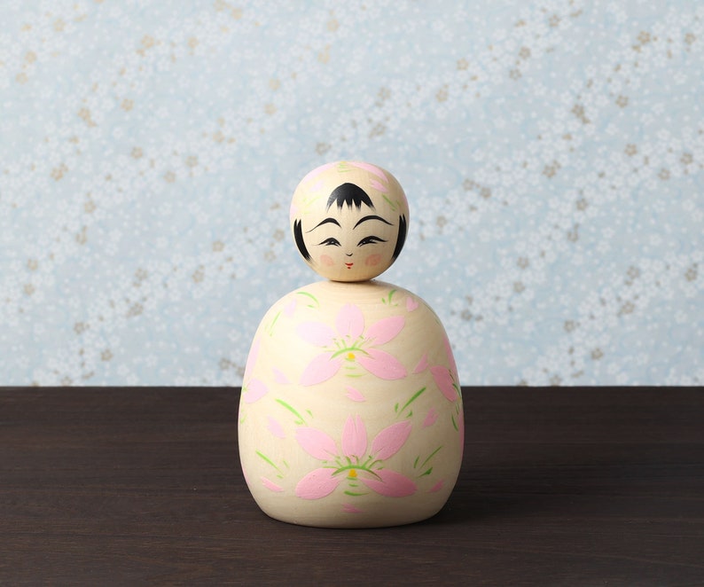 Poupée kokeshi ejiko fleur de cerisier Sakura, 14 cm de hauteur, réalisée par Teruyuki HIRAGA, artisan kokeshi de style Sakunami image 1