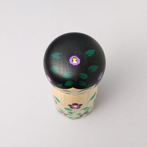 Poupée kokeshi Sumire-violet, 15 cm de hauteur, réalisée par Teruyuki HIRAGA, artisan kokeshi de style Sakunami image 7