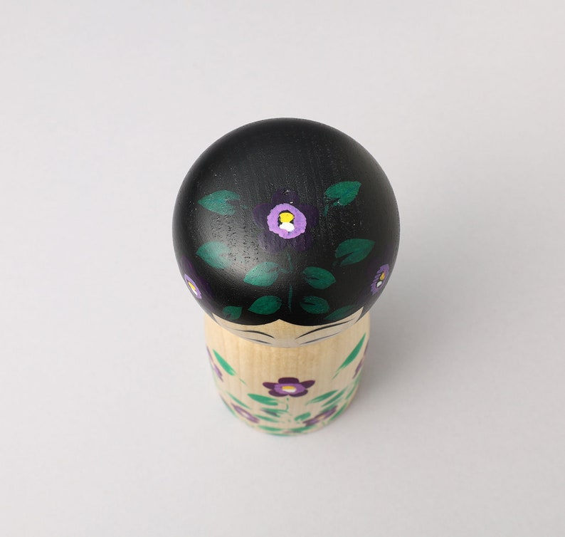 Poupée kokeshi Sumire-violet, 15 cm de hauteur, réalisée par Teruyuki HIRAGA, artisan kokeshi de style Sakunami image 7