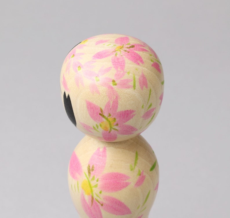 Poupée kokeshi Sakura-fleur de cerisier, 19 cm de hauteur, réalisée par Teruyuki HIRAGA, artisan kokeshi de style Sakunami image 3