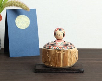 Mushikui Ejiko kokeshi, 9cm/3.54inch in height, by Yoshi, OGASAWARA (1936-), Togatta style, Japanese wooden kokeshi doll