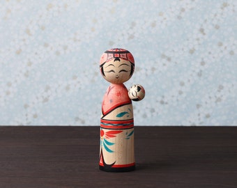 Poupée kokeshi Komori-baby sitting, 13 cm de hauteur, réalisée par Teruyuki HIRAGA, artisan kokeshi de style Sakunami