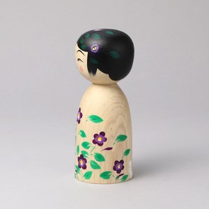 Poupée kokeshi Sumire-violet, 15 cm de hauteur, réalisée par Teruyuki HIRAGA, artisan kokeshi de style Sakunami image 4