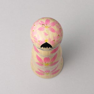 Poupée kokeshi Sakura-fleur de cerisier, 19 cm de hauteur, réalisée par Teruyuki HIRAGA, artisan kokeshi de style Sakunami image 8