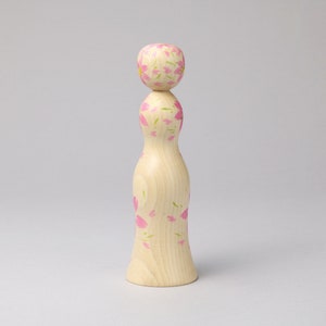 Poupée kokeshi Sakura-fleur de cerisier, 19 cm de hauteur, réalisée par Teruyuki HIRAGA, artisan kokeshi de style Sakunami image 5