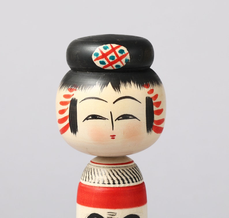 Daruma-e kokeshi doll, Yakubarai, 15.5cm / 6.10inch in height, by Yoshio Ogasawara 1936, Japanese wooden kokeshi doll image 3