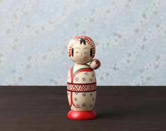 Komori-baby sitting kokeshi doll, 12cm / 4.72inch in height, by Yoshio OGASAWARA, Togatta style, Japanese wooden kokeshi doll