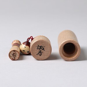 Hanko kokeshi doll, 8.5cm / 3.34inch in height, made by Seiko SATO 1947, Japanese wooden kokeshi doll image 3