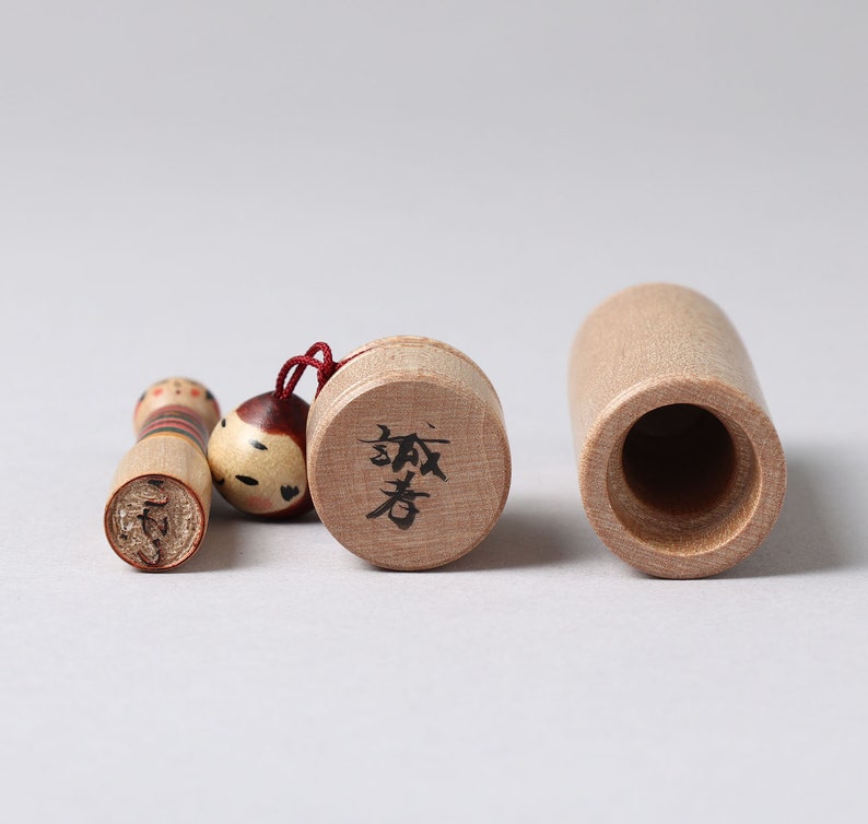 Hanko kokeshi doll, 8.5cm / 3.34inch in height, made by Seiko SATO 1947, Japanese wooden kokeshi doll image 3