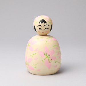 Poupée kokeshi ejiko fleur de cerisier Sakura, 14 cm de hauteur, réalisée par Teruyuki HIRAGA, artisan kokeshi de style Sakunami image 3