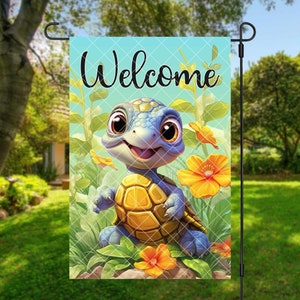 Op de afbeelding: Een tuin vlag met een blauwe en gele cartoon schildpad met het woord "Welkom" in zwarte letters.