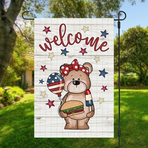 Bandiera del giardino dell'orso patriottico PNG DOWNLOAD DIGITALE / 4 luglio / Bandiera di benvenuto / Bandiera del cortile / Design della bandiera del giardino di sublimazione estiva