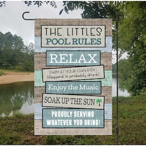 Pode incluir: Uma placa de madeira com fundo listrado azul e verde. A placa diz "The Littles Pool Rules" e inclui as seguintes regras: "Relax", "Swim at your own risk! Lifeguard is probably drunk!", "Enjoy the Music", "Soak up the sun", "Proudly serving whatever you bring!"