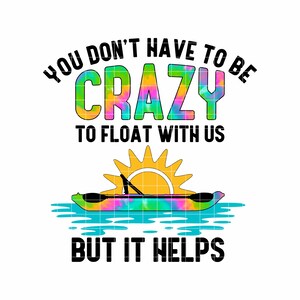Może przedstawiać: Kolorowy wzór tie-dye z tekstem "You don't have to be crazy to float with us, but it helps". Wzór przedstawia zachód słońca i kajak.