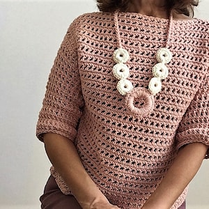 Crochet pattern easy crochet fall autumn sweater in trendy blush. Easy crochet for beginner or intermediate.