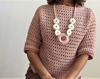 Patrón de crochet fácil para tejer un suéter de otoño en un moderno tono rosado. Fácil de tejer para principiantes o intermedios.