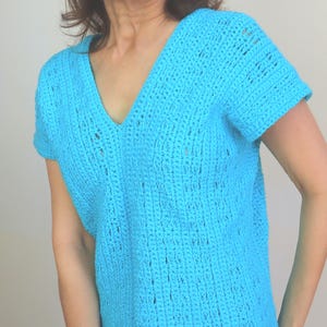 PATROON gehaakt zomertopje. Eenvoudig gehaakt T-shirt, gehaakte damestop, gehaakte lichtgewicht top, gehaakte trui met v-hals, gehaakte trui